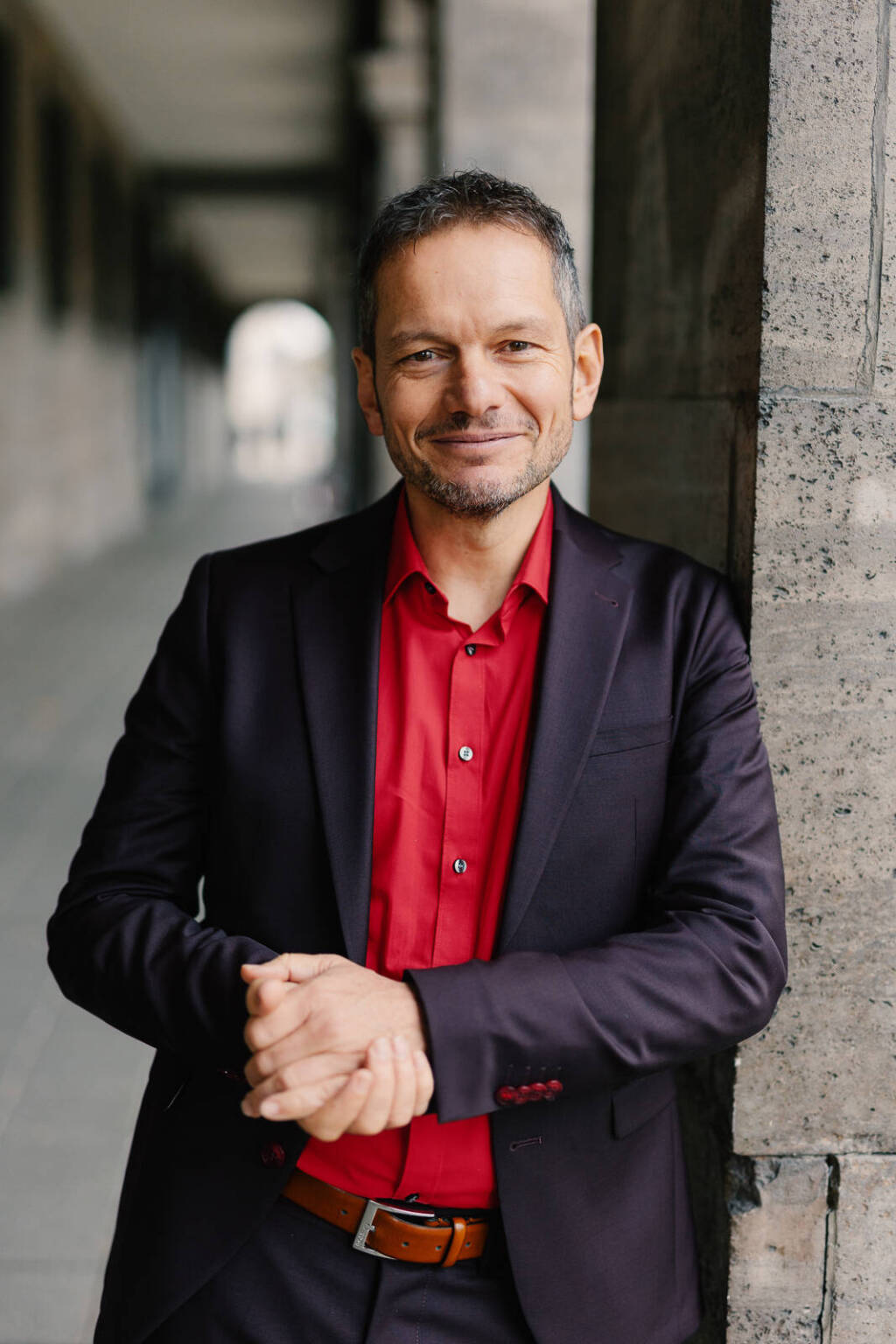 Professionelles Businessfoto eines Mannes im Anzug vor Steinwand – Businessfotograf zum Thema Businessfotografie Karlsruhe - in Businessfoto
