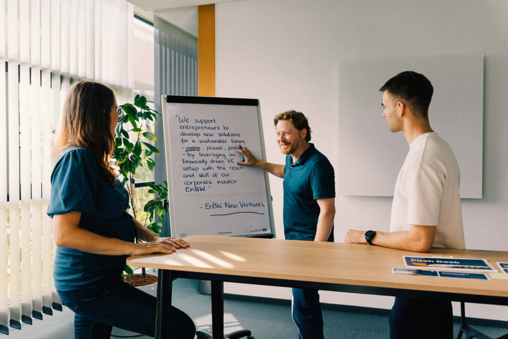 Portraitfotografie in Karlsruhe: Entrepreneur präsentiert am Flipchart im zum Thema Portraitfotografie Karlsruhe - Foto von in Entrepreneur